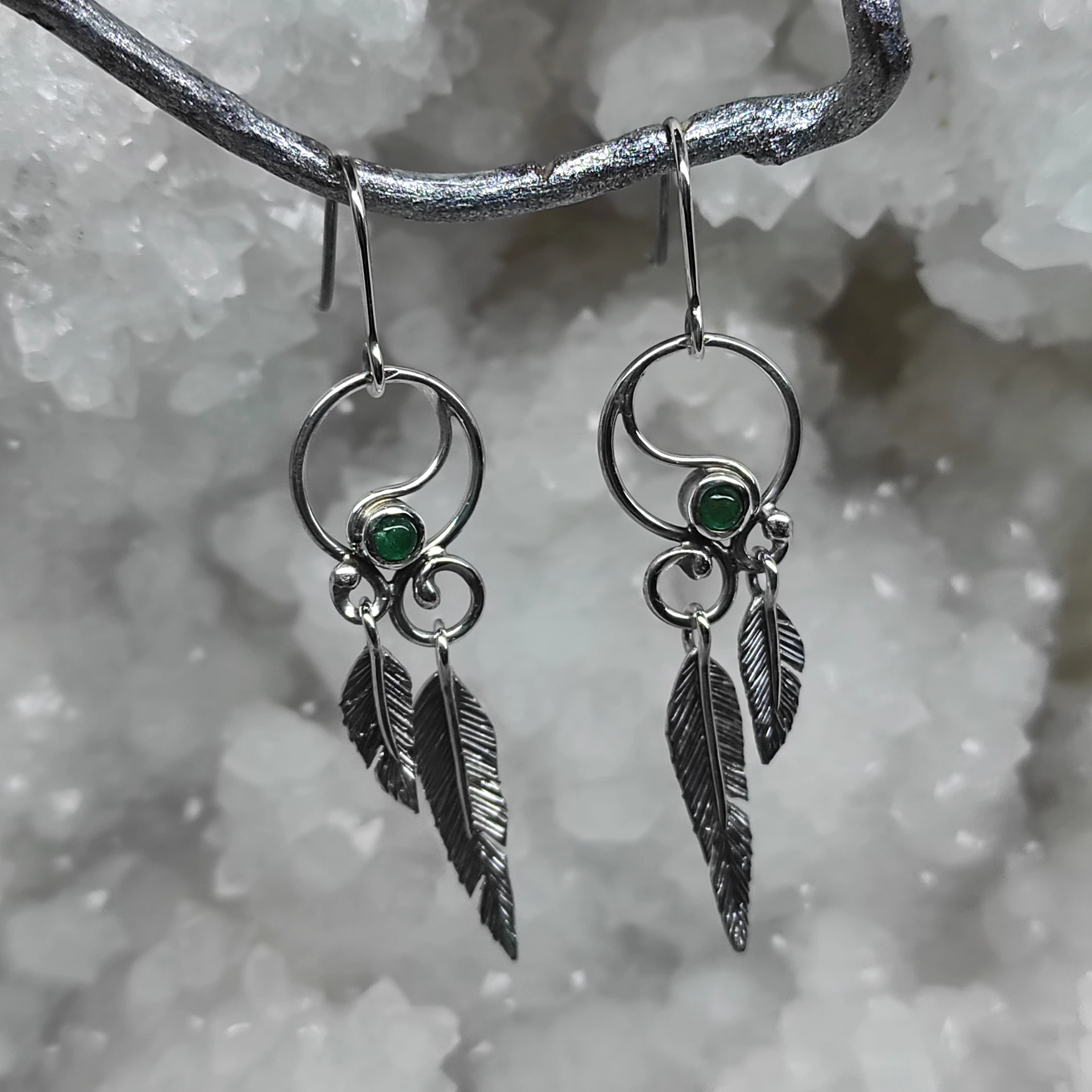 Boucles d' oreilles émeraude et plumes