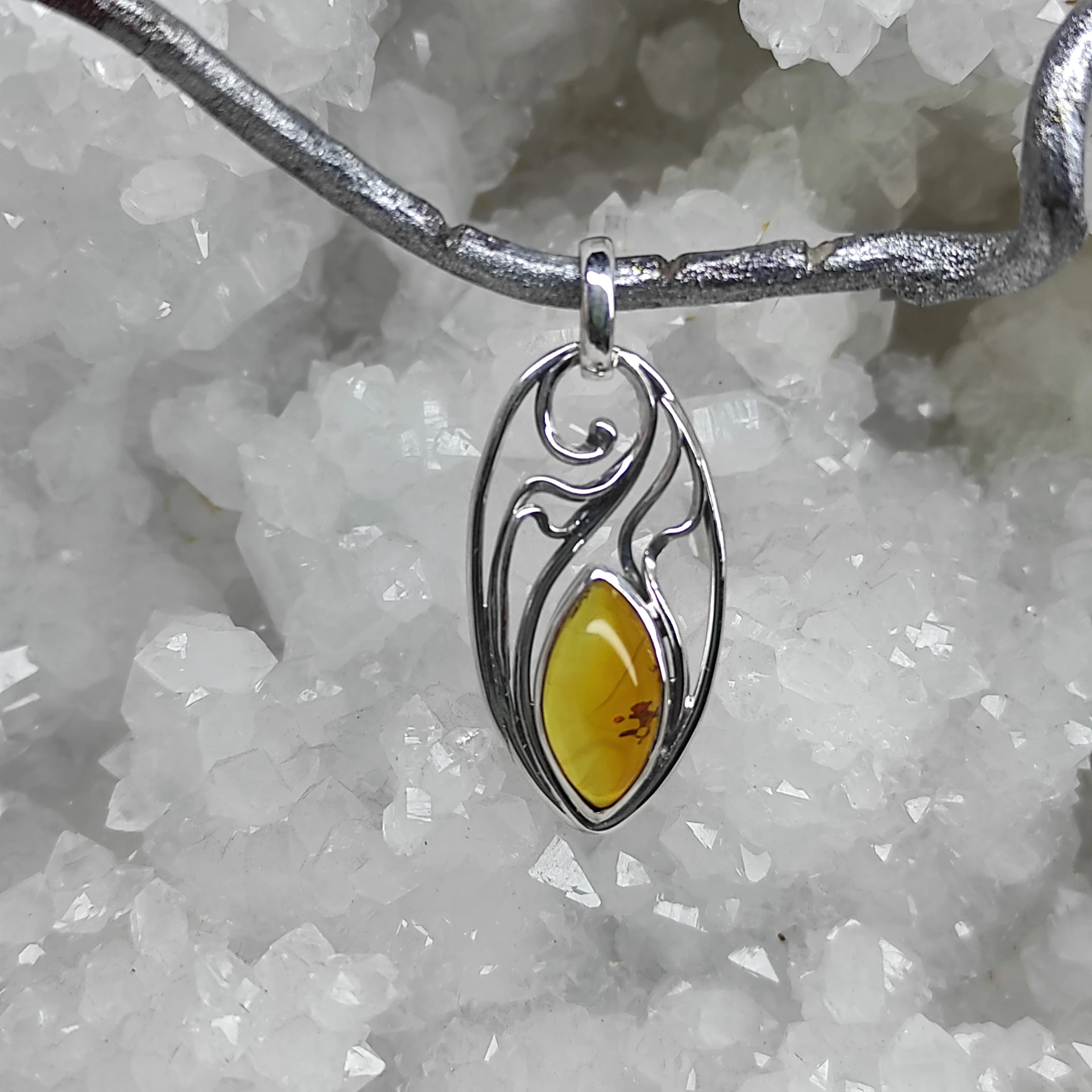 Pendentif navette ambre