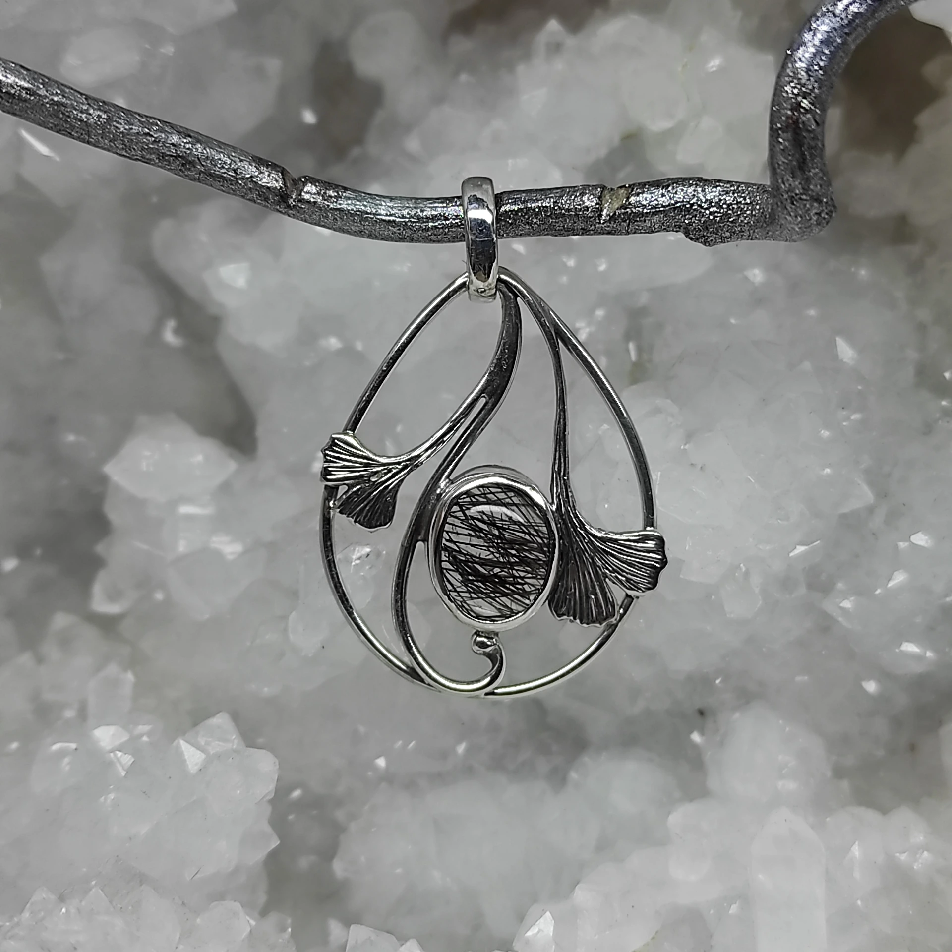 Pententif quartz a inclusions de tourmaline noire