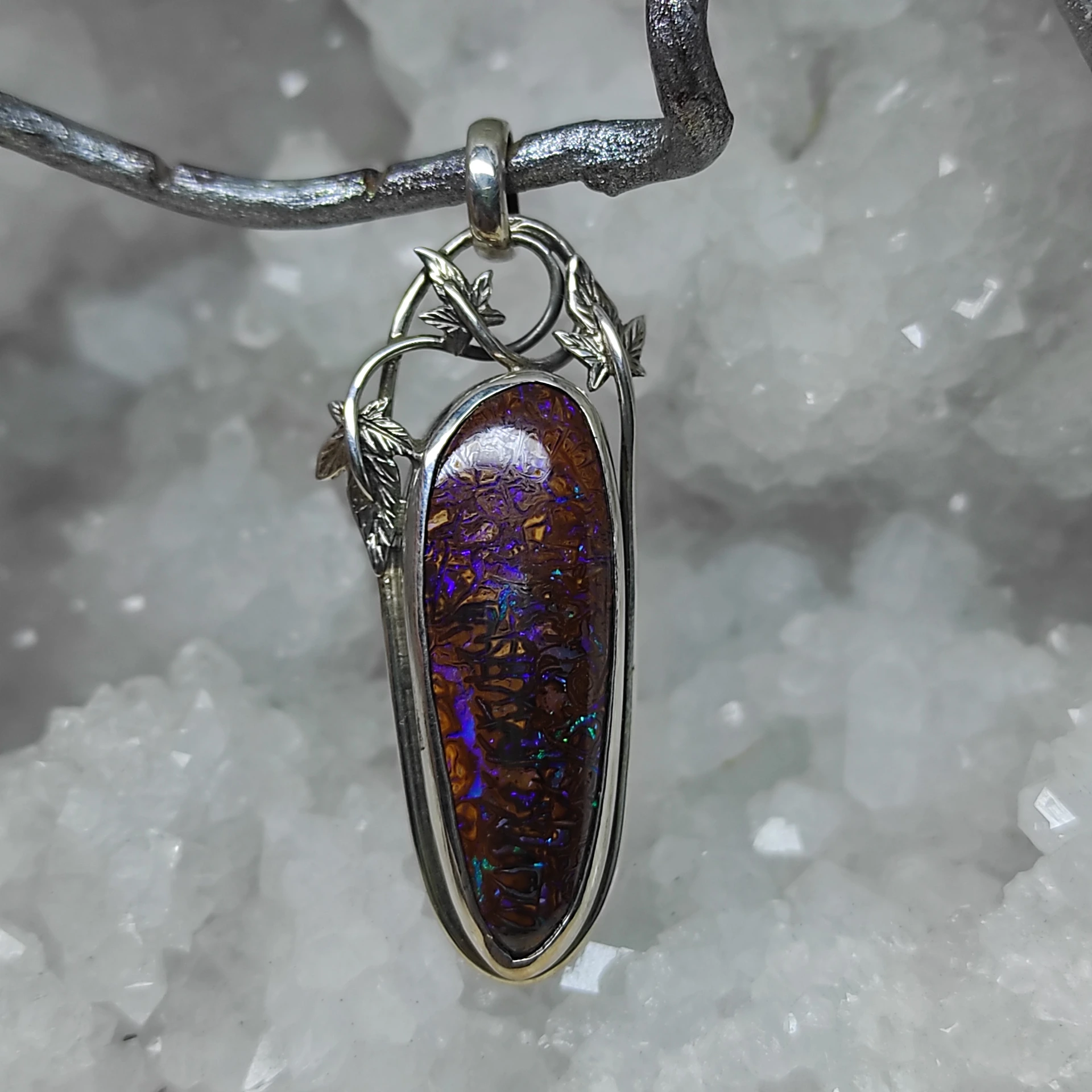 Pendentif opale d' Australie et feuille de lierres