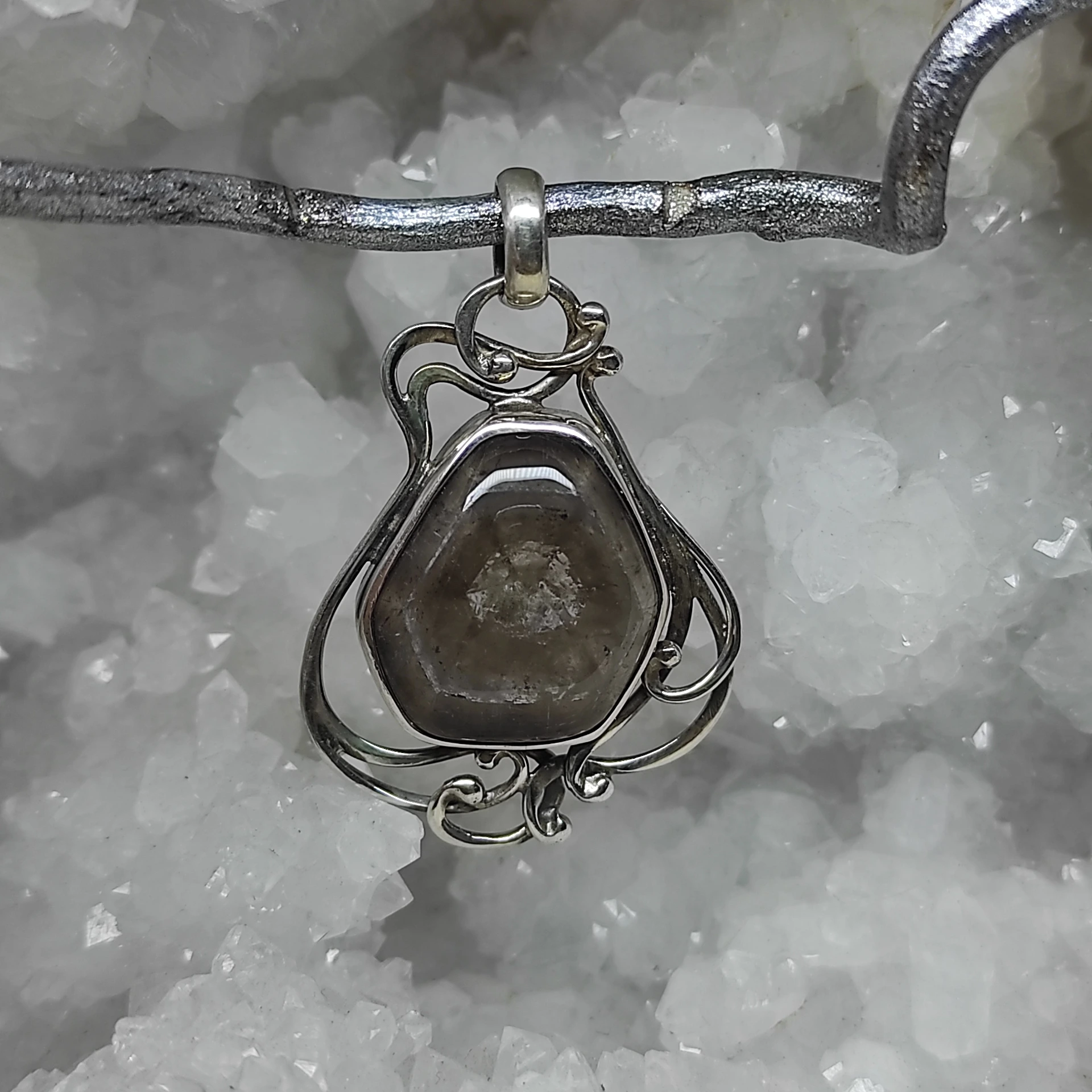 Pendentif quartz fumé a chevrons